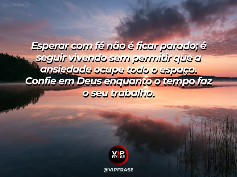 Mensagem de fé sobre esperar com serenidade, com terraços de arroz verdes sob luz de fim de tarde.