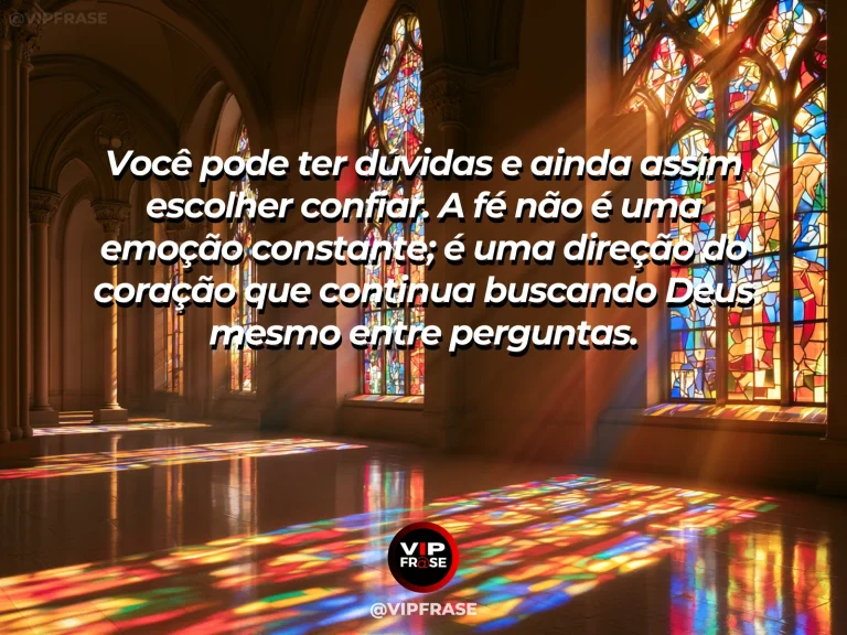 Mensagem de fé sobre manter a fé em meio às dúvidas, com caverna costeira ampla com luz azul e dourada entrando pela abertura e mar calmo.
