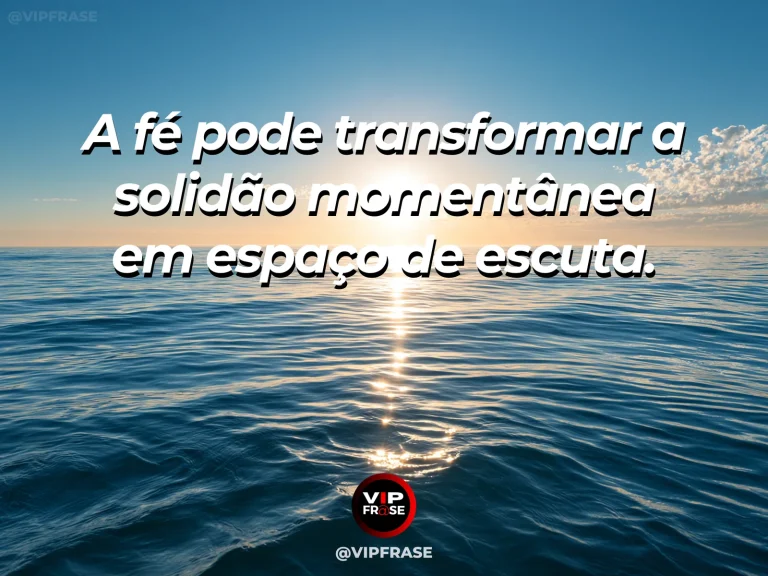 Mensagem de fé e conforto em praia tranquila iluminada pelo amanhecer.