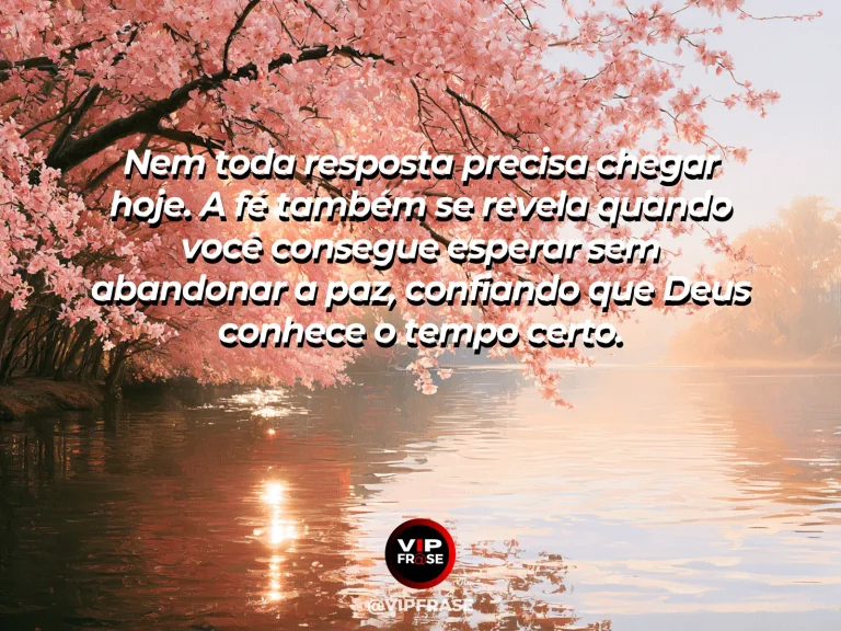 Mensagem de fé sobre esperar em paz, com lago cercado por cerejeiras floridas.