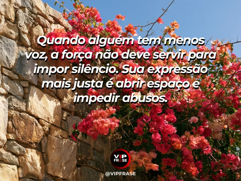 Frase de força sobre a firmeza de quem protege os pequenos, ilustrada por uma grande árvore sombreando um pequeno jardim de flores junto a muro antigo.