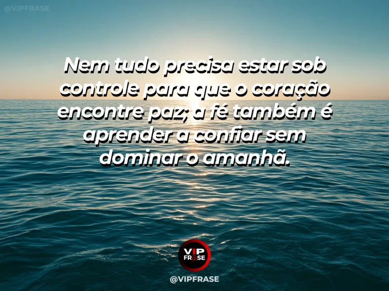 Frase de fé com falésias sobre mar calmo, céu amplo e luz suave.