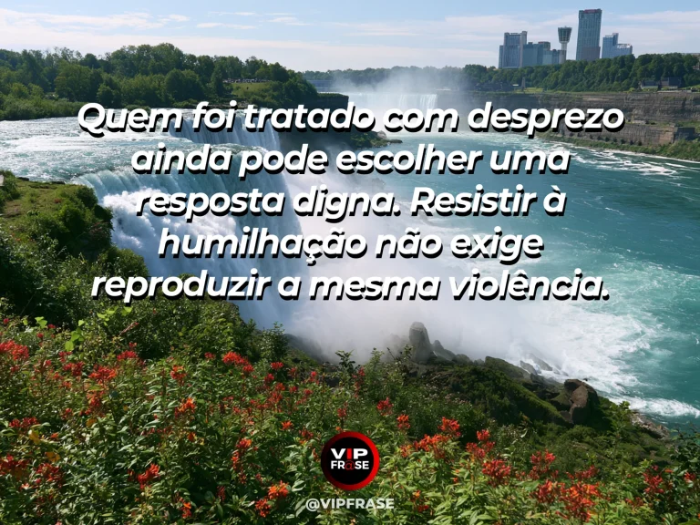 Frase de força sobre a força de não devolver o desprezo, com cachoeira luminosa descendo por rochedos cercados de flores.