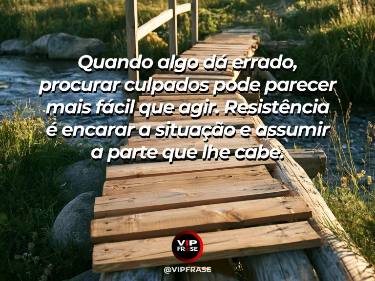 Mensagem de força sobre a força de não procurar culpados, com arcos antigos de pedra diante de caminho iluminado.