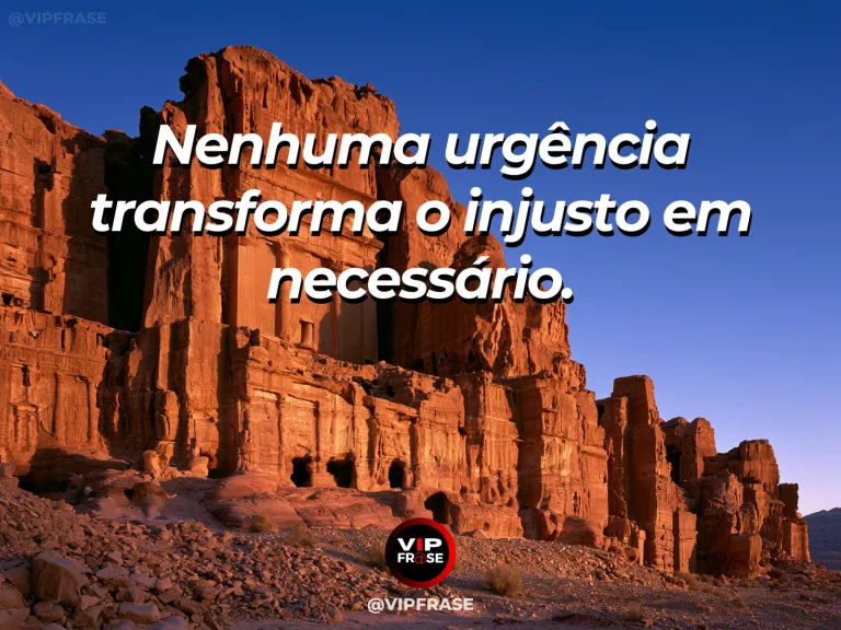 Frase de força sobre a força de permanecer íntegro, com cidadela monumental esculpida em maciço de arenito intacto.