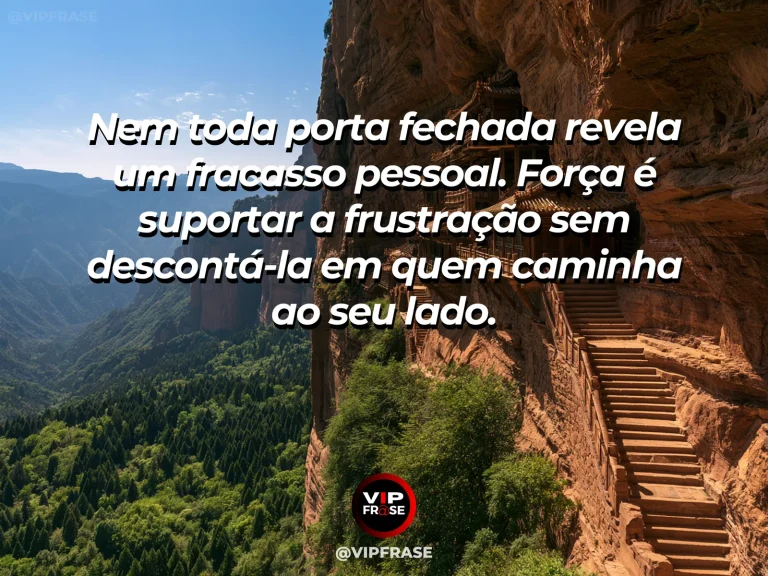 Mensagem de força sobre a força depois de uma expectativa frustrada, com mosteiro de rocha com janela iluminada sobre um vale.