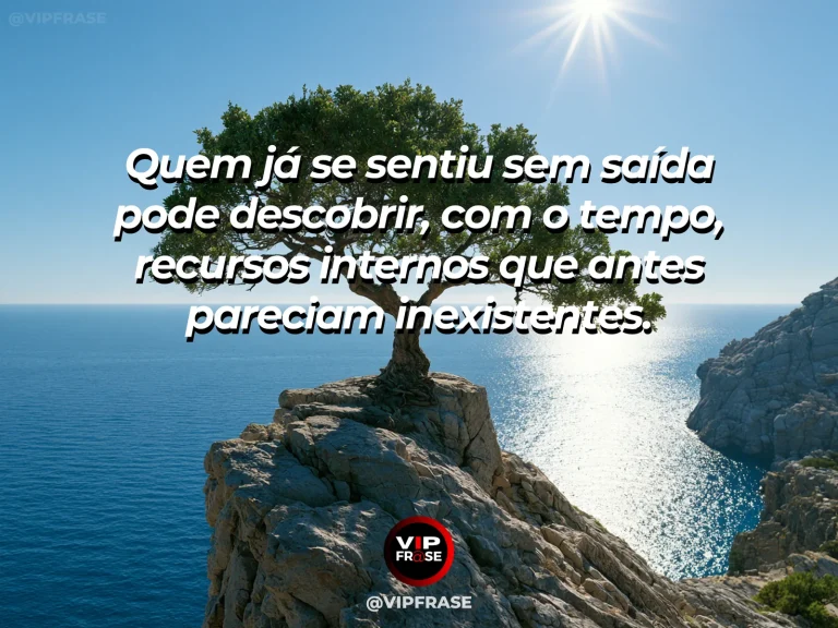 Mensagem de superação com árvore jovem crescendo firme em terreno rochoso, simbolizando força descoberta depois da fragilidade.