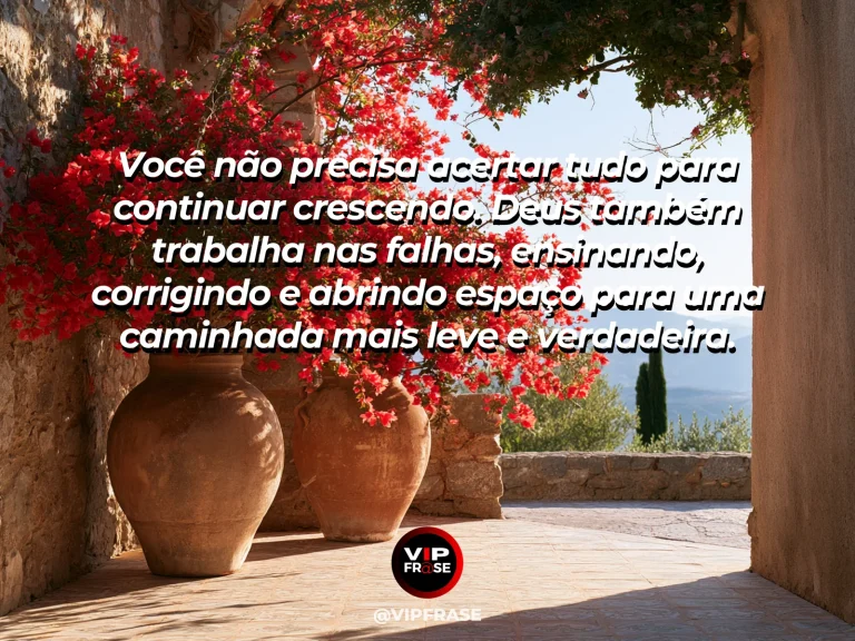 Frase sobre Deus com vaso artesanal com pequenas imperfeições cheio de flores vibrantes sobre mesa iluminada.