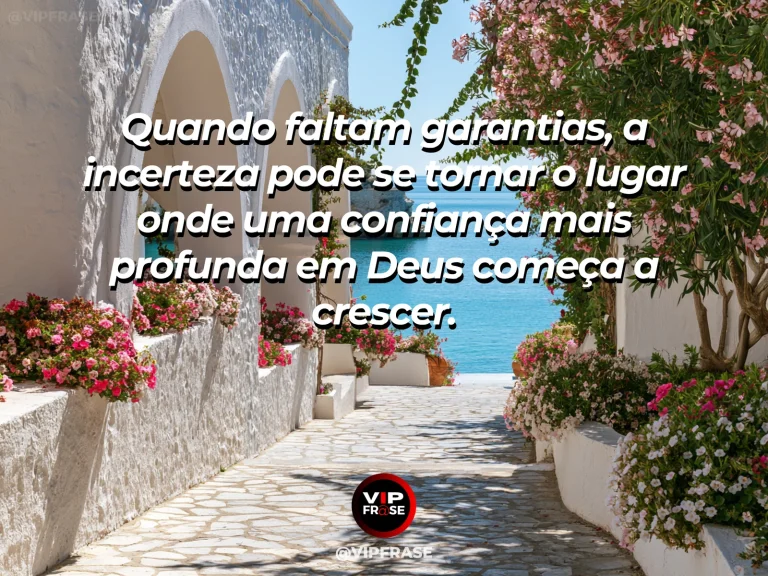 Frase sobre Deus com passarela sobre dunas claras seguindo para oceano brilhante, céu amplo e horizonte aberto.
