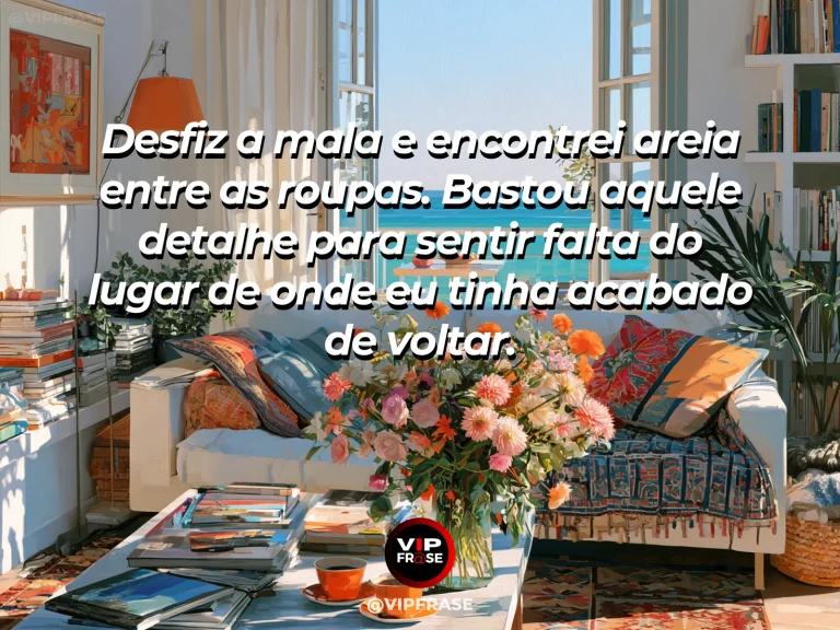 Mensagem sobre saudade, com mala aberta com chapéu de palha e areia em quarto iluminado.