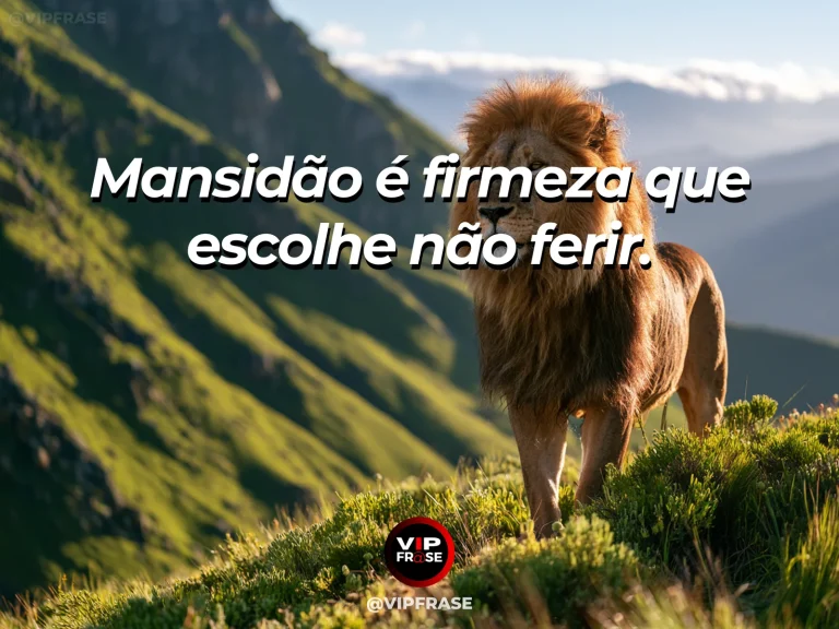 Frase de força sobre a mansidão como expressão de força, com leão de olhar sereno em pradaria dourada com flores silvestres.