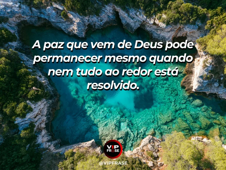 Arte sobre a paz de deus não depende do cenário, com enseada calma de água cristalina diante de um mar mais agitado.