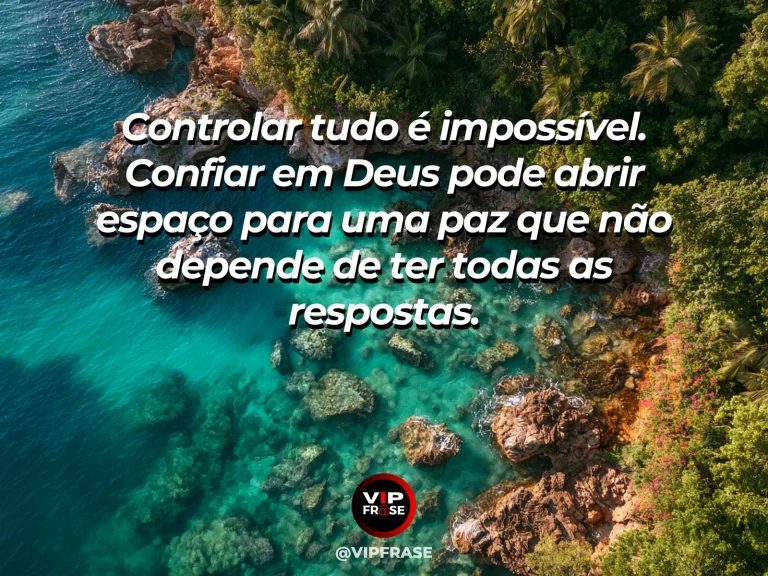 Frase sobre Deus com mar muito calmo visto de cima com faixas de azul e luz do sol desenhando a água.