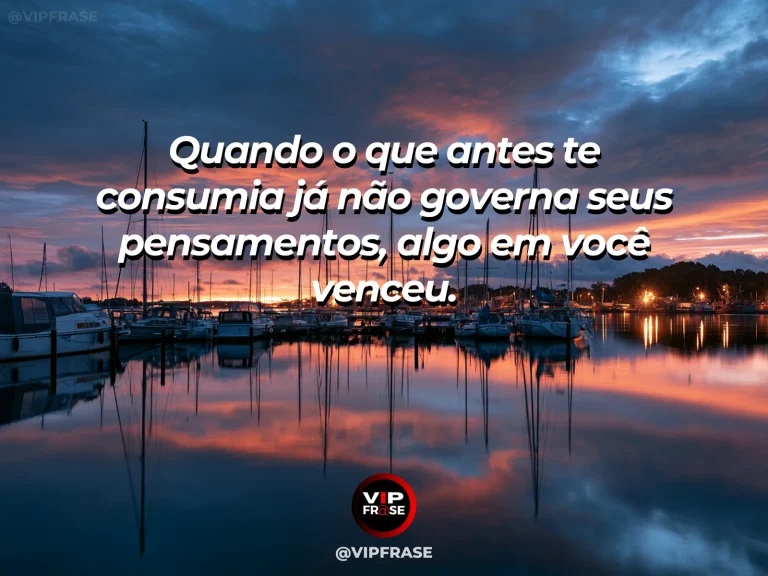 Frase de superação em calm lake reflecting mountains at blue hour.