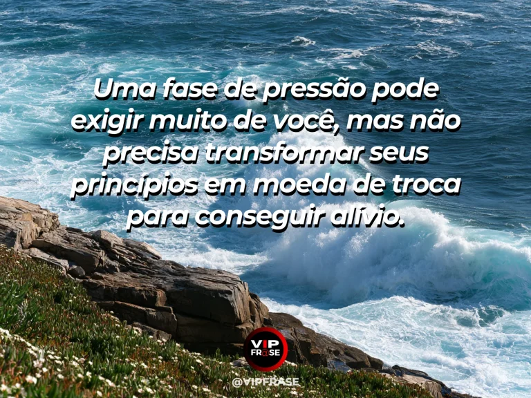 Frase de força sobre a pressão não determina a identidade, com carvalho antigo na beira do mar com raízes firmes na rocha.
