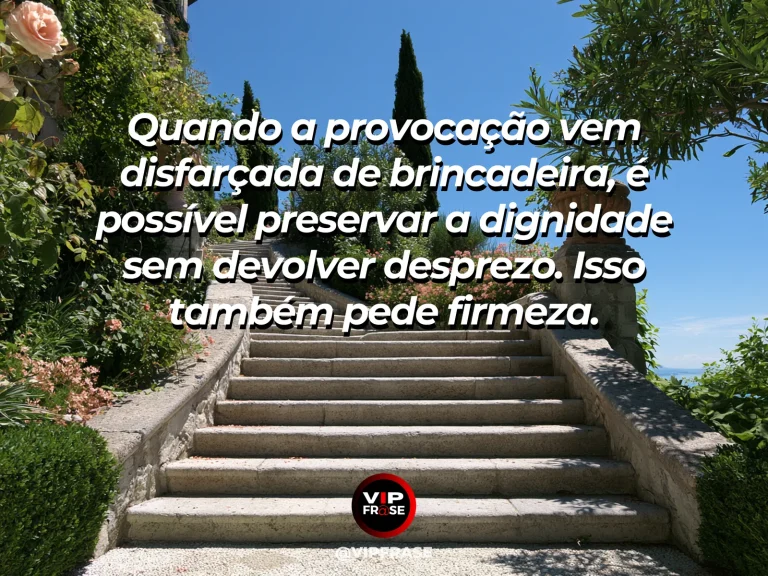 Mensagem de força sobre a resistência de não revidar com ironia, com leão sereno diante de campo florido e montanhas.