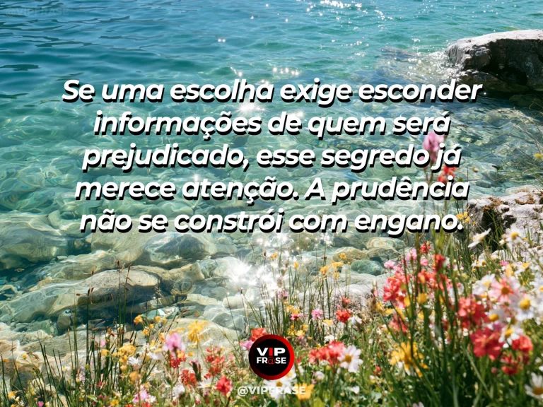 Mensagem de sabedoria sobre transparência na decisão, com jarro de vidro límpido com água pura e flores.