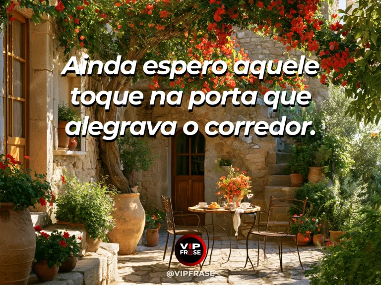 Mensagem sobre saudade, com porta de madeira entreaberta com flores e sol no corredor.