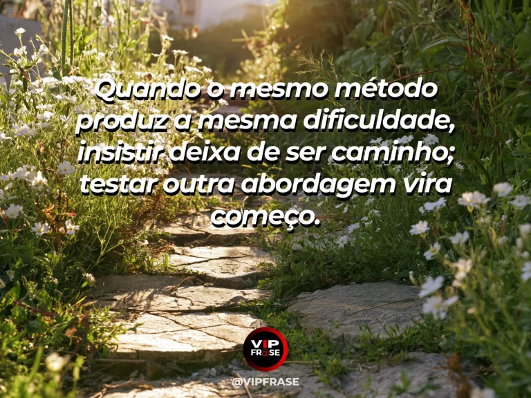 Frase sobre recomeço e abandonar métodos antigos para recomeçar, em cena de horta com um caminho redesenhado contornando pedras no jardim.