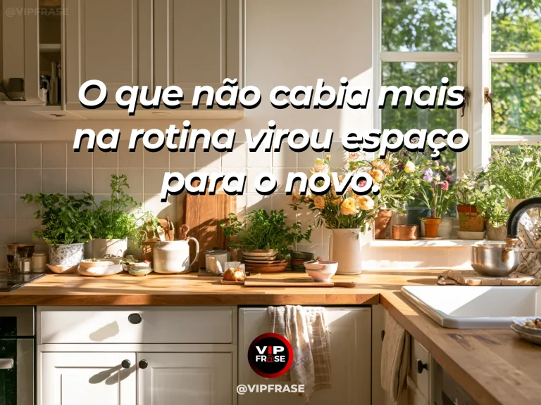 Mensagem de recomeço sobre liberar espaço na rotina para novas escolhas, em prateleira de casa reorganizada com plantas novas e luz abundante.