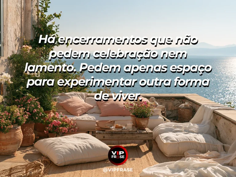 Frase sobre recomeço e aceitar encerramentos e explorar o novo, em cena de terraço desocupado com novos vasos coloridos e vista aberta para o mar.