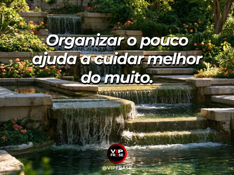 Mensagem de sabedoria sobre administrar o pouco, com pequena cesta de frutas em horta iluminada.