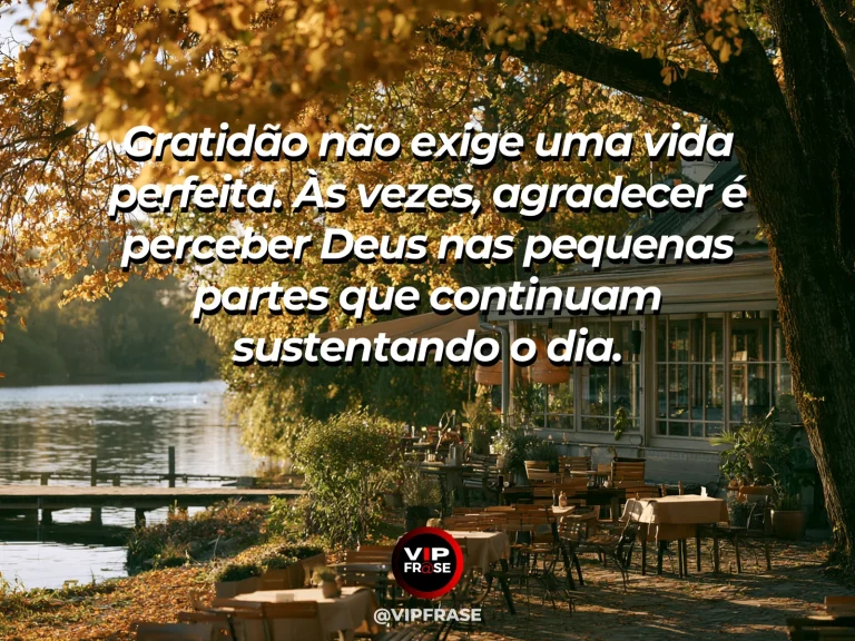 Frase sobre Deus com mesa rústica com flores, frutas frescas e janela para um pomar ensolarado.