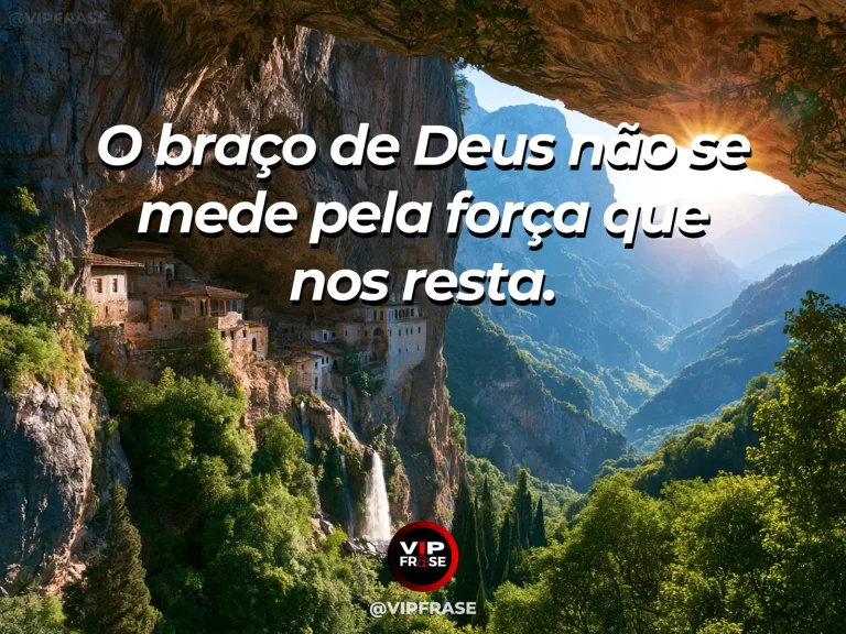 Frase de força sobre amparo maior que a própria força, com capela pequena acolhida por montanhas enormes e raios de sol.
