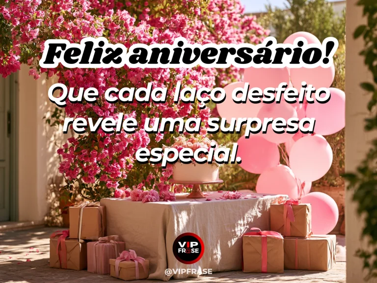 Mensagem de aniversário para alguém especial sobre a alegria de abrir um presente, com caixas de presentes com fitas soltas ao redor de bolo.