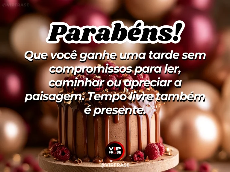 Mensagem de aniversário para alguém especial sobre a alegria que cabe numa tarde livre, com rede em jardim com livros fechados e bolo pequeno em mesa lateral.