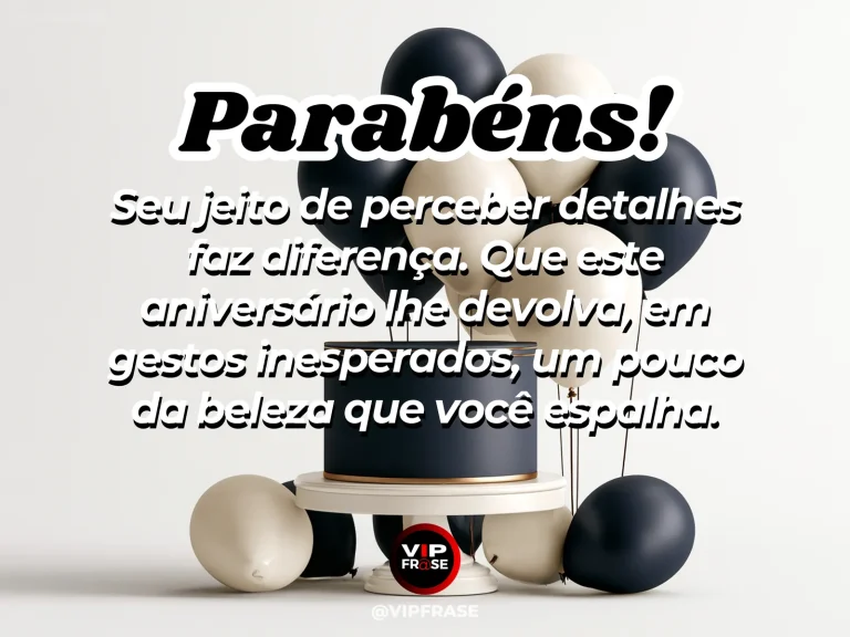 Mensagem de aniversário para alguém especial sobre a delicadeza que torna alguém inesquecível, com pequena carta fechada em mesa com flores.