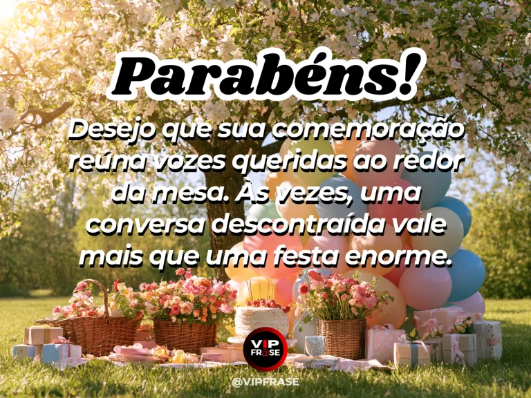 Mensagem de aniversário para alguém especial sobre a mesa onde cabem boas conversas, com mesa comprida ao ar livre com louças, flores e pequenos bolos.
