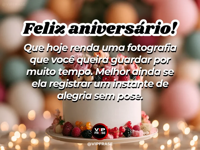 Mensagem de aniversário para alguém especial sobre a primeira página do álbum novo, com álbum fotográfico fechado e câmera sobre mesa de festa com flores.