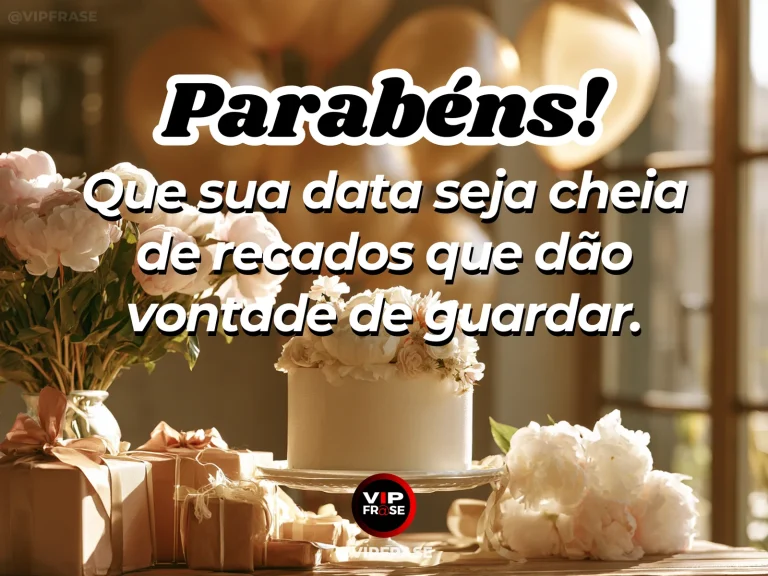 Mensagem de aniversário para alguém especial sobre bilhetes que aquecem o coração, com cartões fechados e envelopes com laços ao lado de flores frescas.