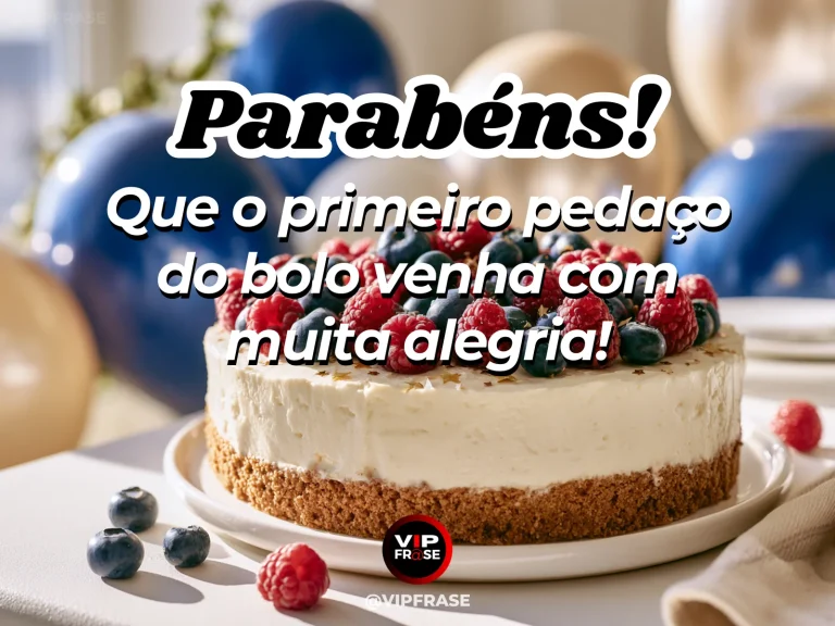 Mensagem de aniversário para alguém especial sobre bolo com a sua fatia favorita, com bolo de aniversário de frutas com uma fatia servida em prato de porcelana.