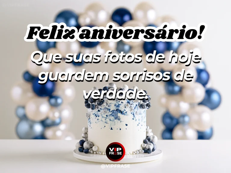 Mensagem de aniversário para alguém especial sobre fotos com sorrisos espontâneos, com câmera fotográfica instantânea e fotos viradas para baixo ao lado de flores.