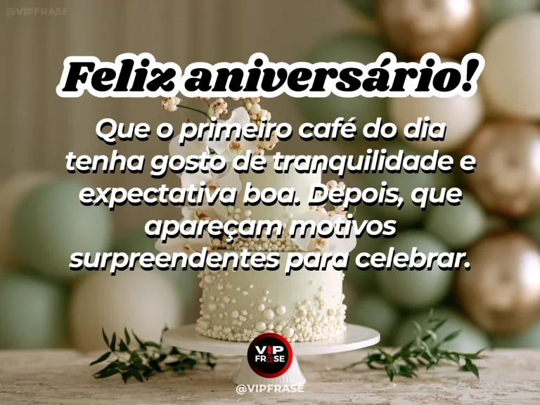 Mensagem de aniversário para alguém especial sobre o aniversário que começa com café, com mesa de café da manhã com bolo pequeno e flores sob janela ensolarada.