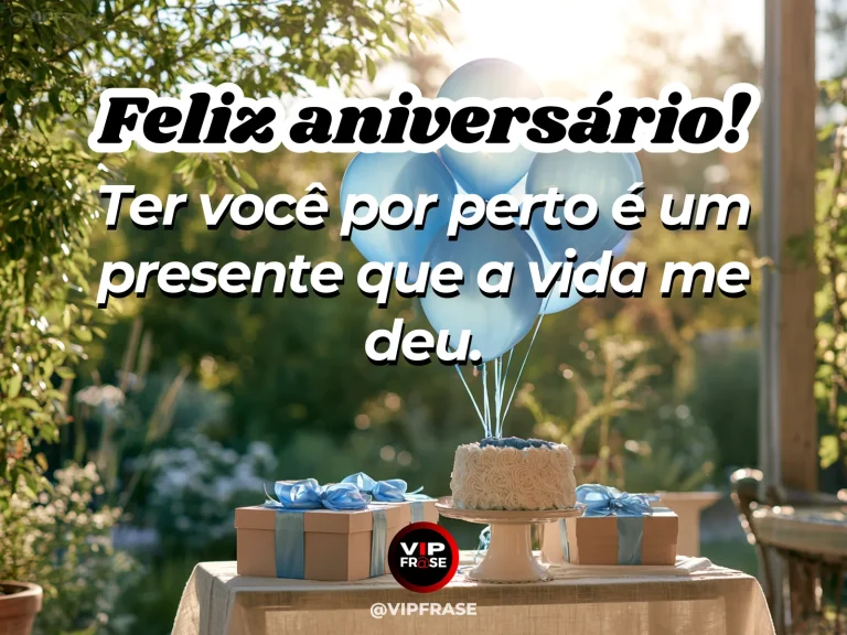 Mensagem de aniversário para alguém especial sobre o bem de ter você por perto, com duas xícaras de chá ao lado de flores.