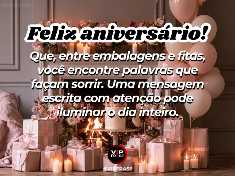 Mensagem de aniversário para alguém especial sobre o bilhete escondido junto ao presente, com cartão dobrado sem texto junto a presente com fita e flores.