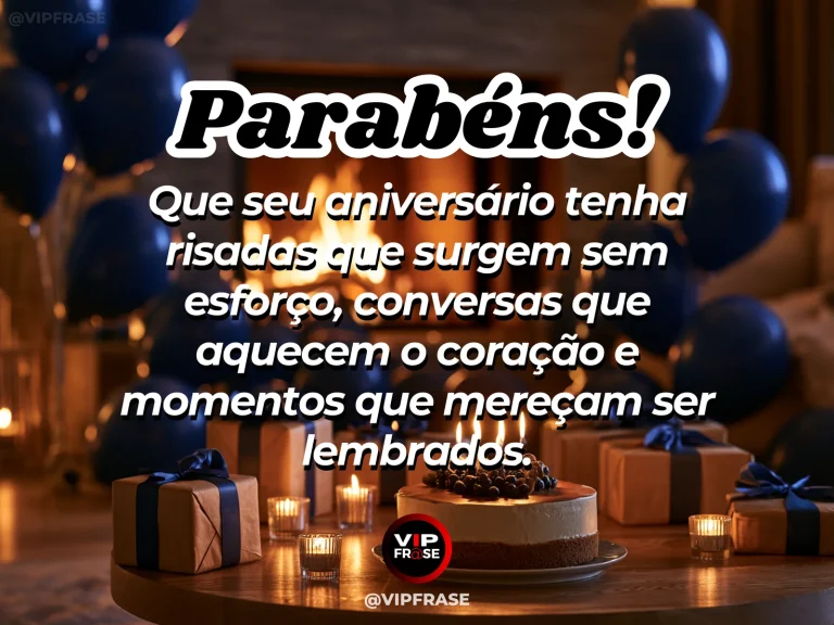 Mensagem de aniversário para alguém especial sobre o encanto dos encontros espontâneos, com mesa ao ar livre com flores e luzinhas.