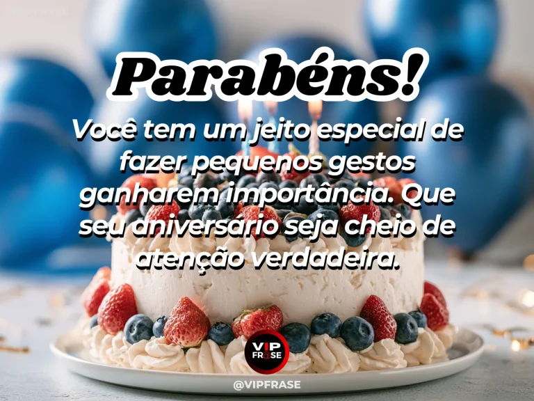 Mensagem de aniversário para alguém especial sobre o valor da atenção nos detalhes, com pequenas flores em mesa de café.