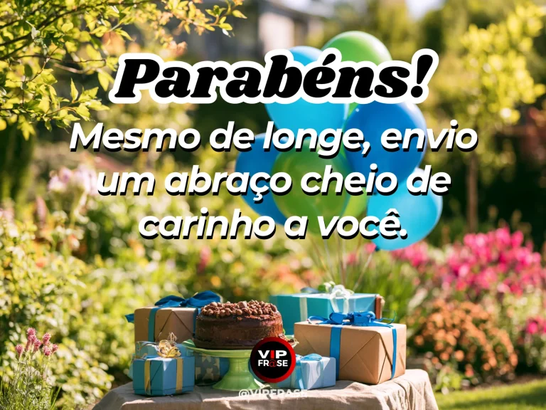 Mensagem de aniversário para alguém especial sobre um abraço que supera a distância, com cartão fechado com flores sobre madeira.