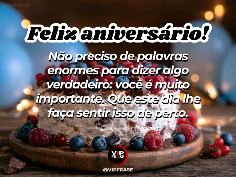 Mensagem de aniversário para alguém especial sobre um aniversário sem palavras exageradas, com bolo decorado com flores comestíveis.