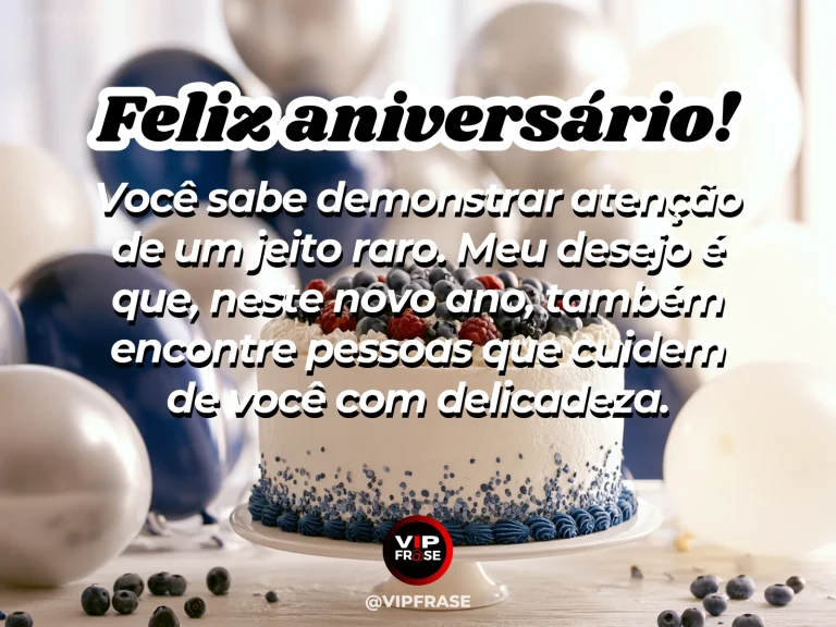 Mensagem de aniversário para alguém especial sobre um desejo de reciprocidade, com flores em vaso de vidro junto à janela.