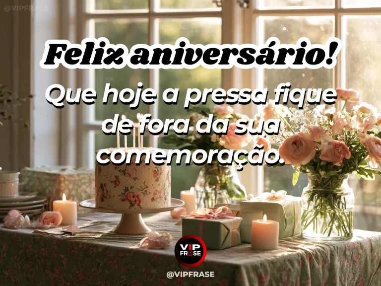 Mensagem de aniversário para alguém especial sobre um dia para desligar o despertador, com mesa de café da manhã com flores e bolo pequeno ao sol.