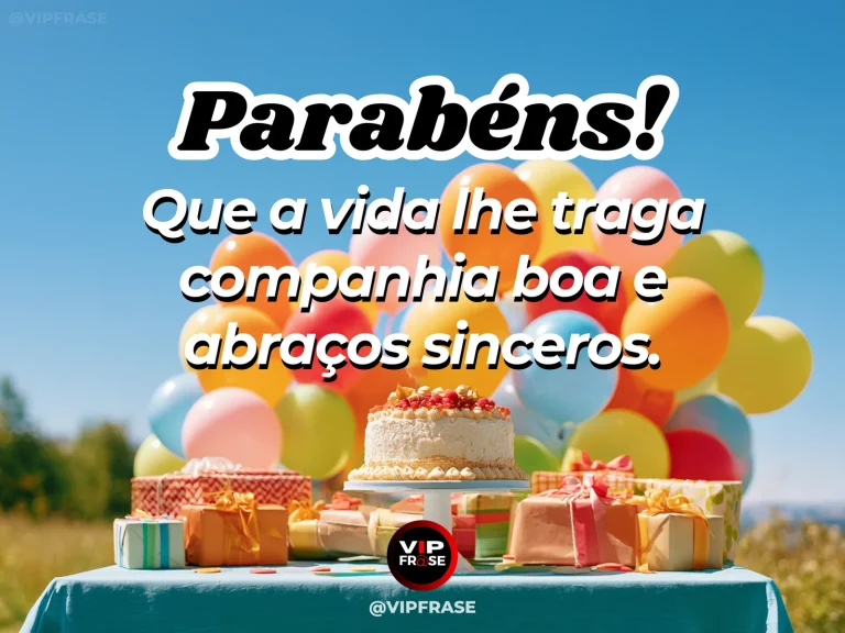 Mensagem de aniversário para alguém especial sobre um novo ano de boas companhias, com mesa externa com arranjo de flores vivas.