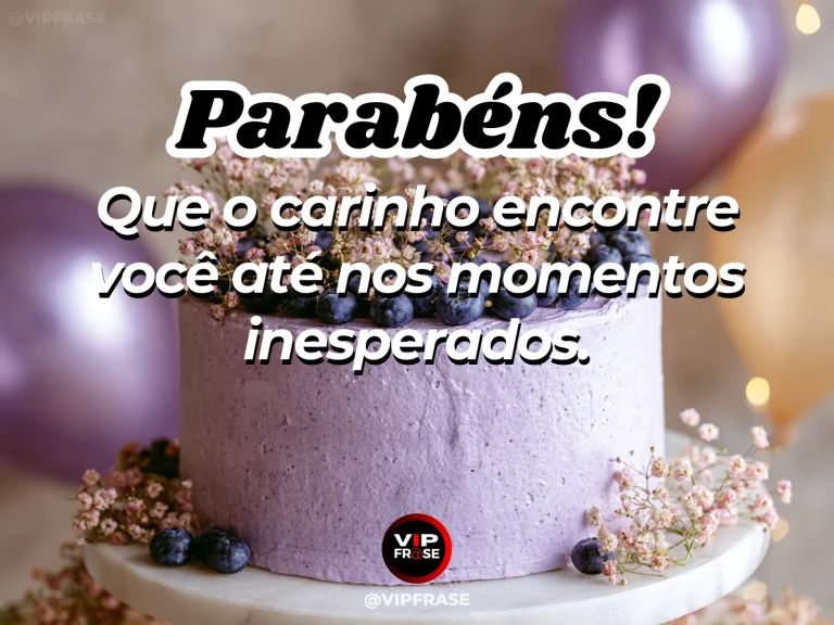 Mensagem de aniversário para alguém especial sobre um recado que chega na hora certa, com envelope com selo de flor e laço de presente em mesa clara.