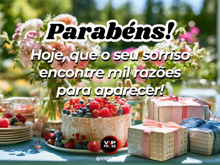 Mensagem de aniversário para alguém especial sobre um sorriso que merece festa, com bolo de aniversário com frutas coloridas.