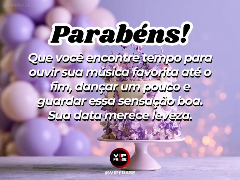 Mensagem de aniversário para alguém especial sobre uma pausa para ouvir a canção inteira, com vitrola clássica com disco e arranjo floral ao lado de bolo.