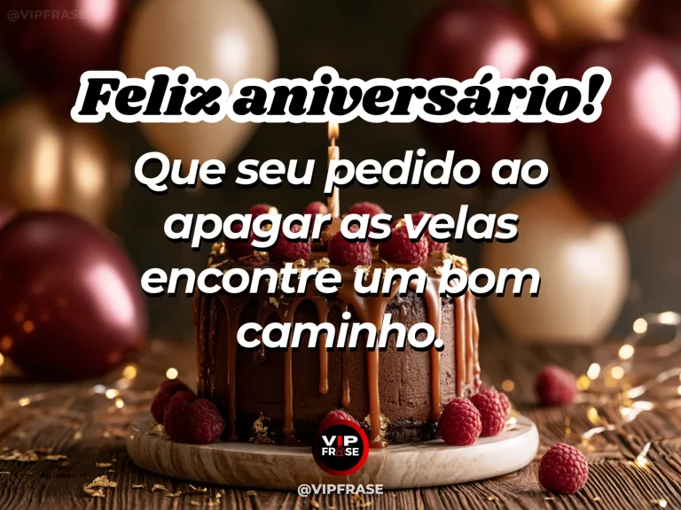 Mensagem de aniversário para alguém especial sobre velinhas e um pedido reservado, com bolo delicado com velas acesas e fundo festivo em bokeh.